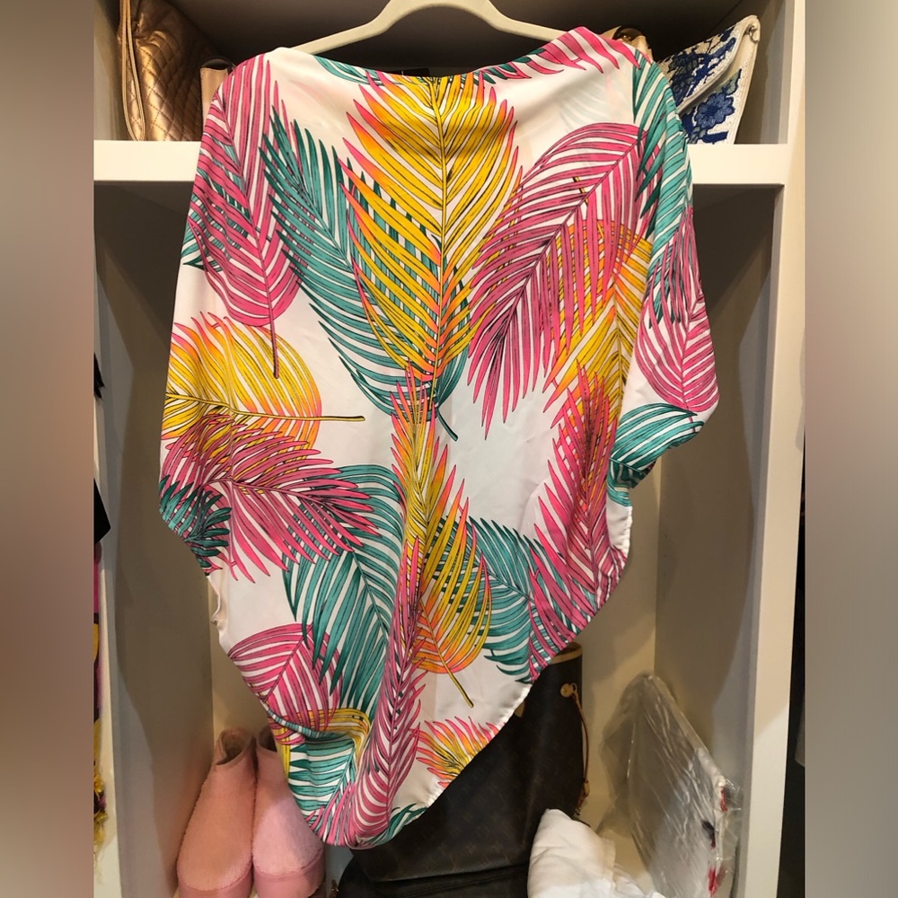 Asymmetrical blouse, open arms, elastic fit at waist with longer flowy section